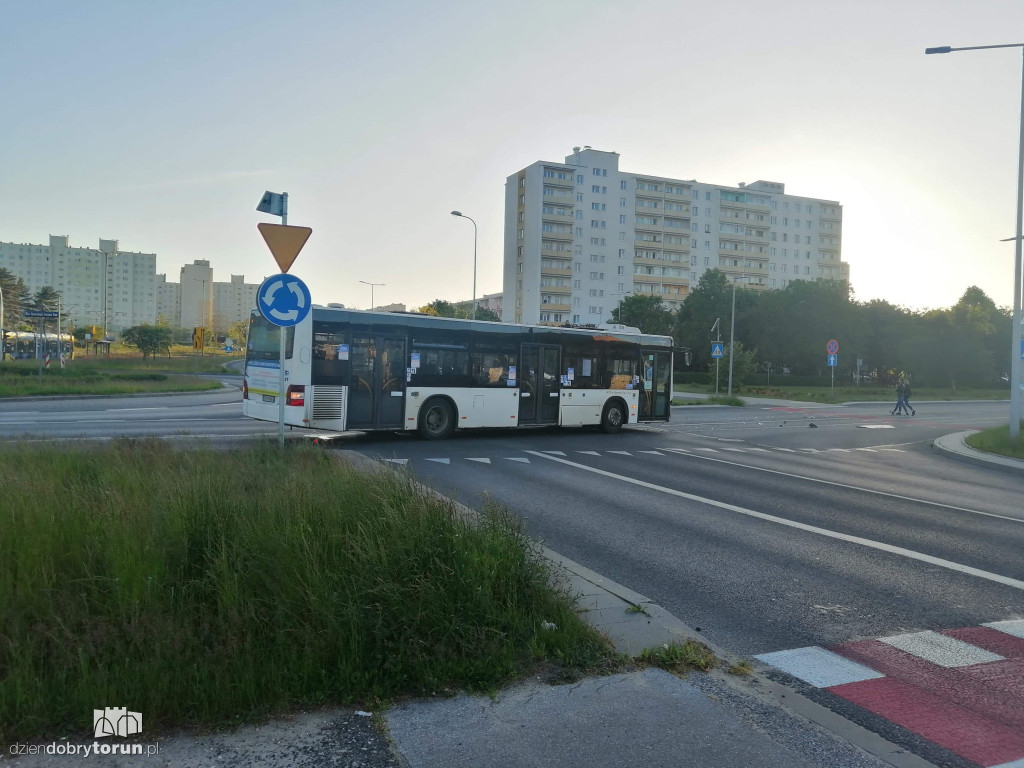 Kolizja autobusu z osobówką na Skarpie