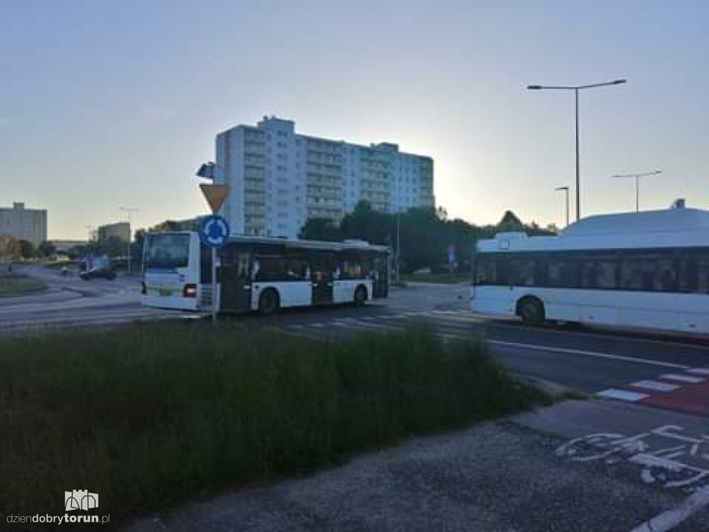 Kolizja autobusu z osobówką na Skarpie