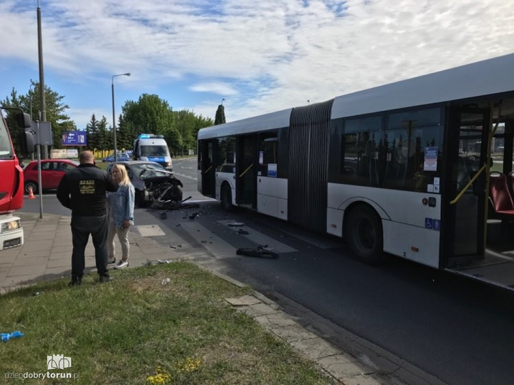Kolejna kolizja z udziałem autobusu