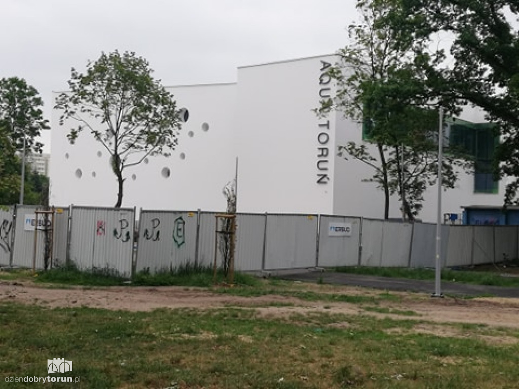 Toruń: budowa basenu przy ul. Bażyńskich