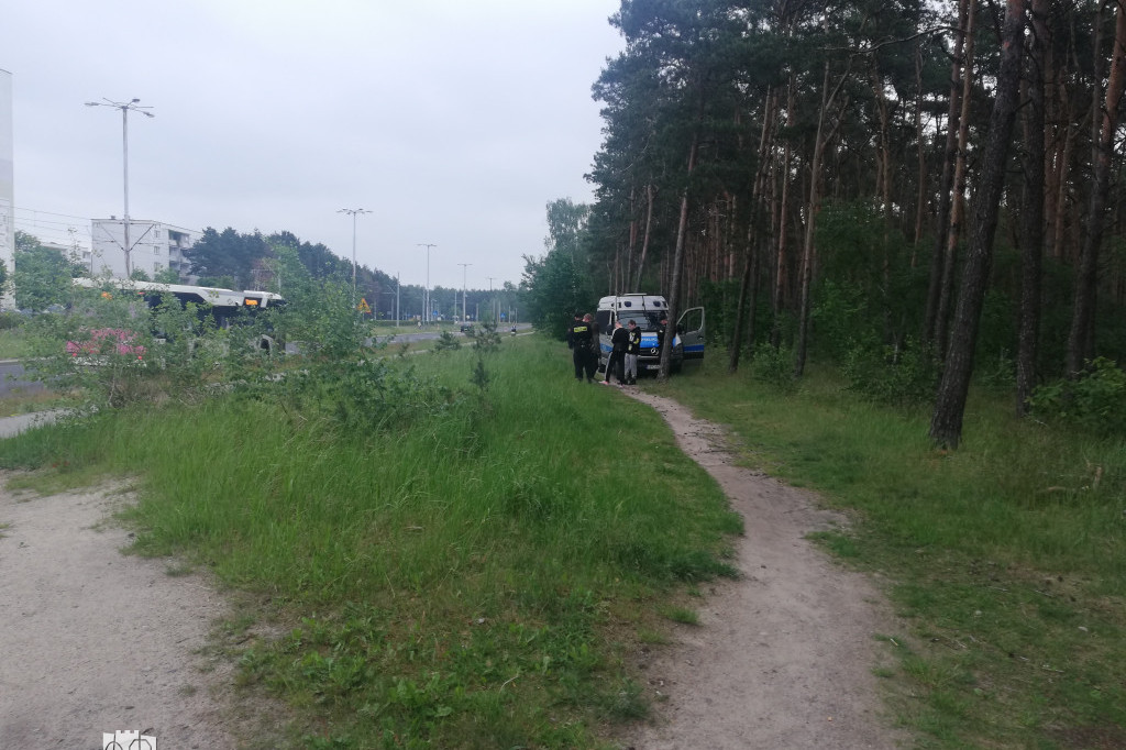 Interwencja policji w lasku na Skarpie