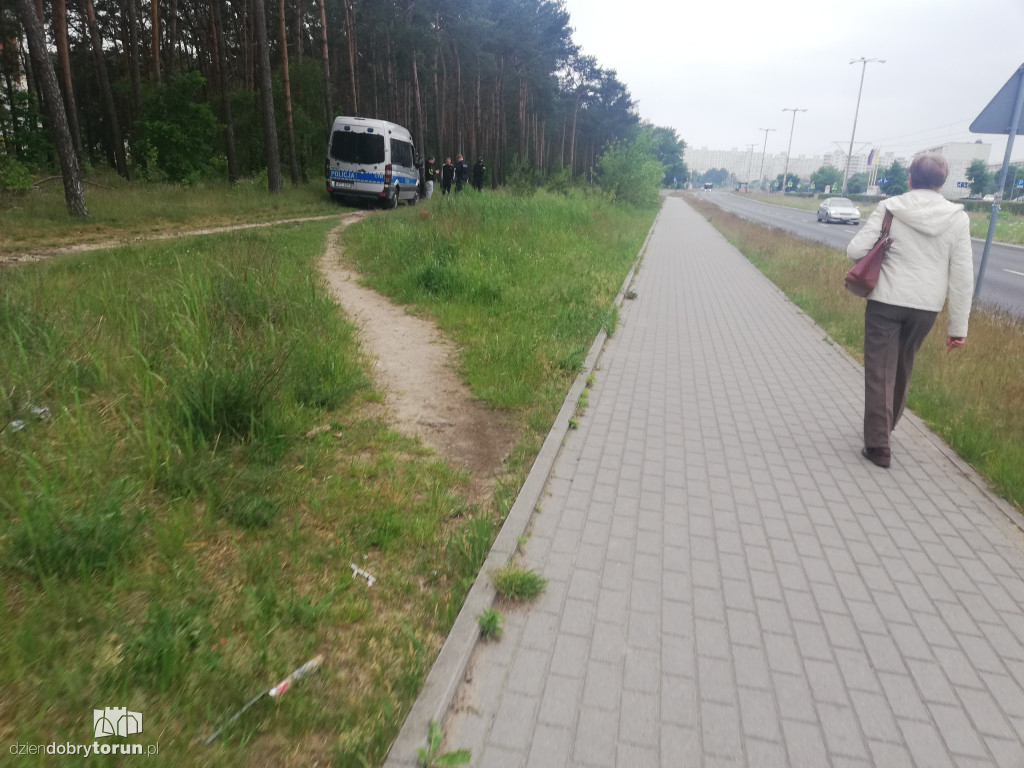 Interwencja policji w lasku na Skarpie