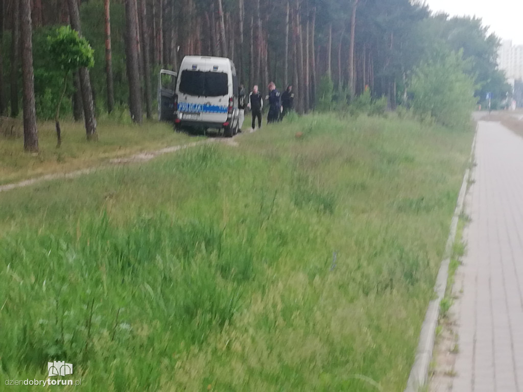 Interwencja policji w lasku na Skarpie