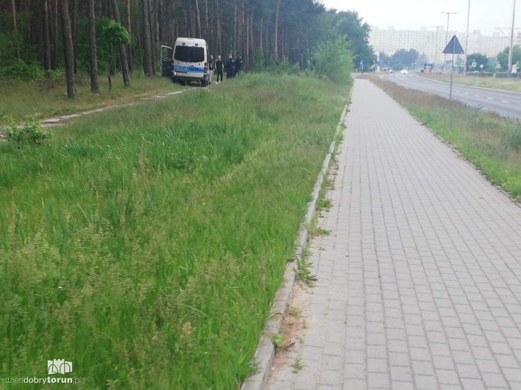 Interwencja policji w lasku na Skarpie