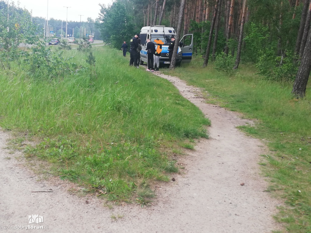 Interwencja policji w lasku na Skarpie