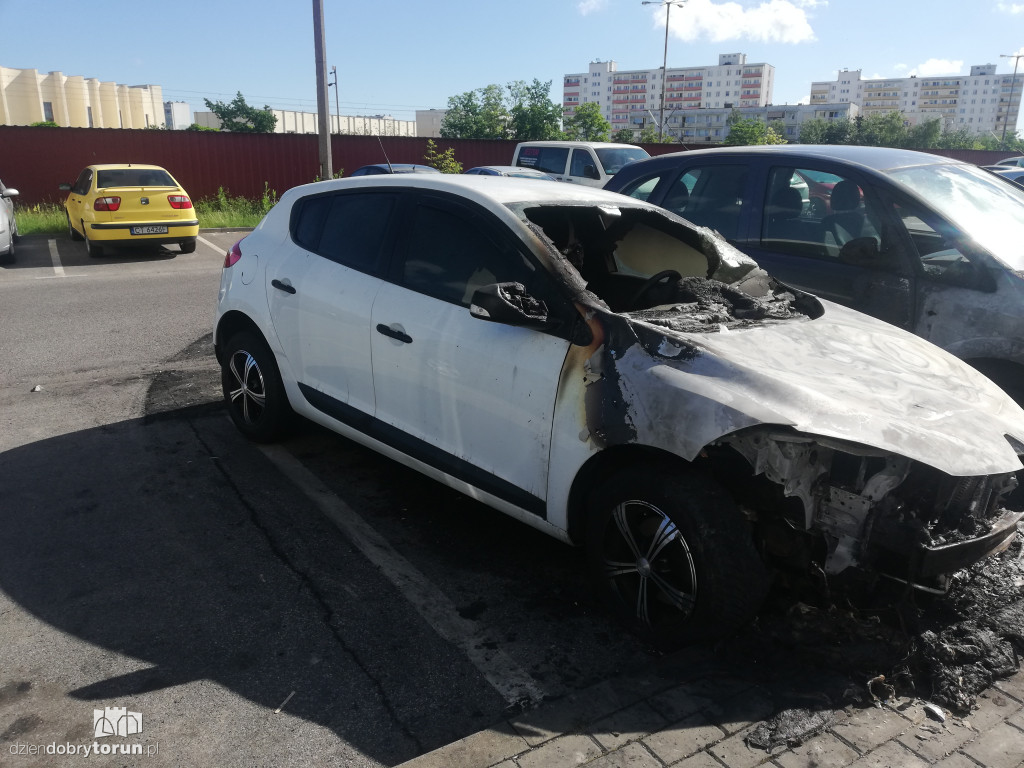 Nocny pożar auta przy ulicy Raszei