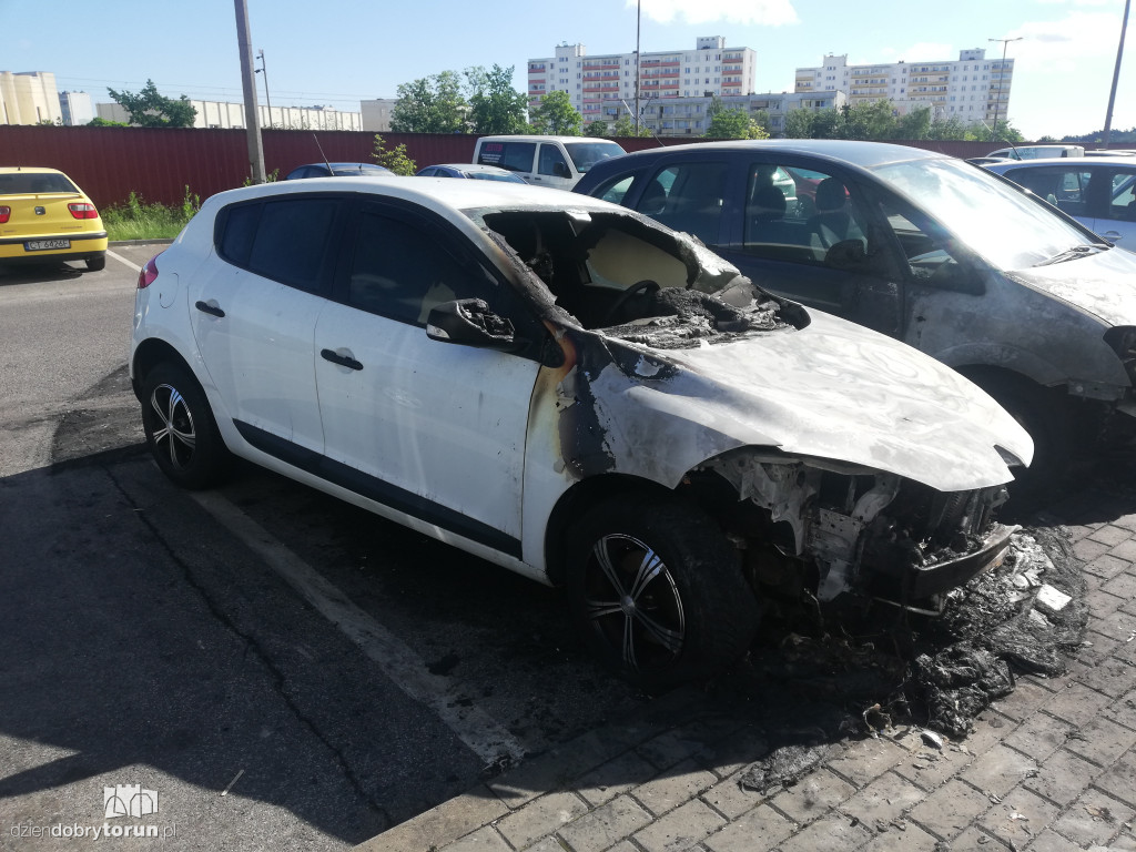 Nocny pożar auta przy ulicy Raszei