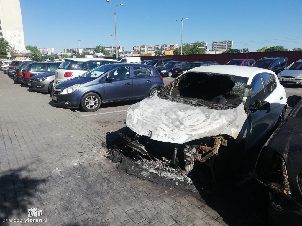 Nocny pożar auta przy ulicy Raszei
