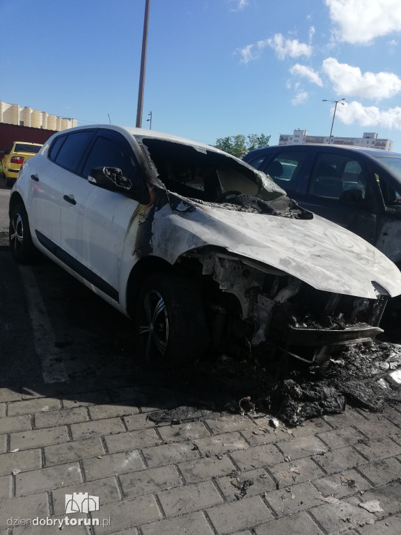 Nocny pożar auta przy ulicy Raszei