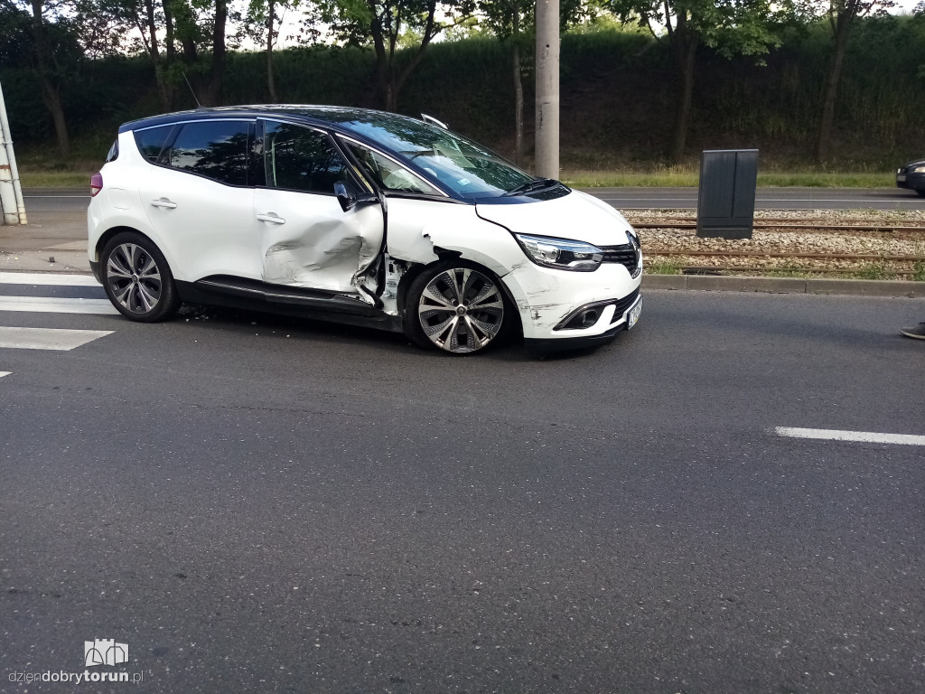 Kolizja dwóch samochodów przy Traugutta