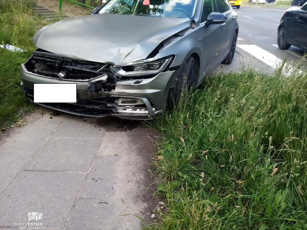 Kolizja dwóch samochodów przy Traugutta