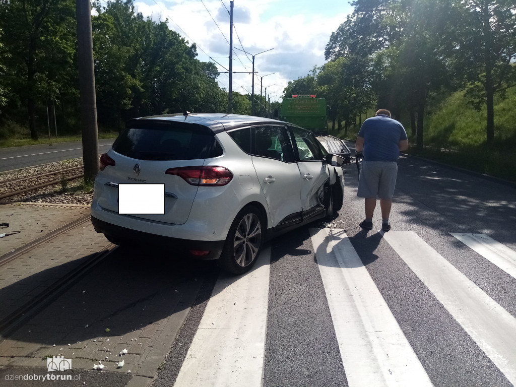 Kolizja dwóch samochodów przy Traugutta