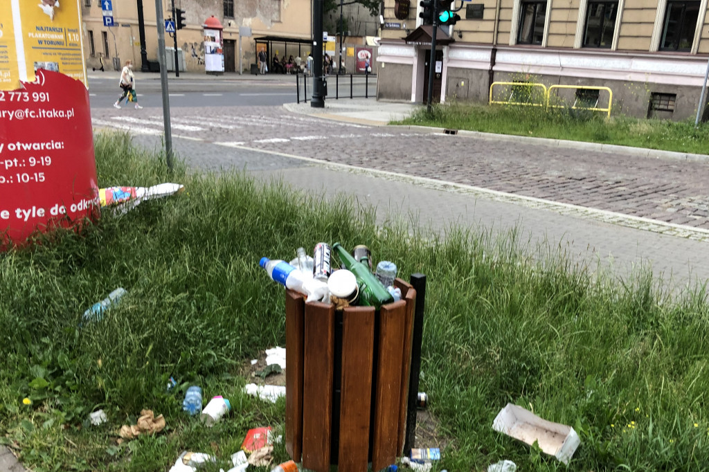 Toruń: śmieci na placu świętej Katarzyny