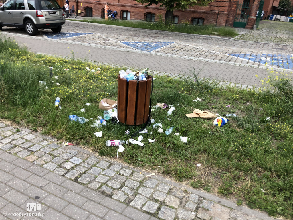 Toruń: śmieci na placu świętej Katarzyny