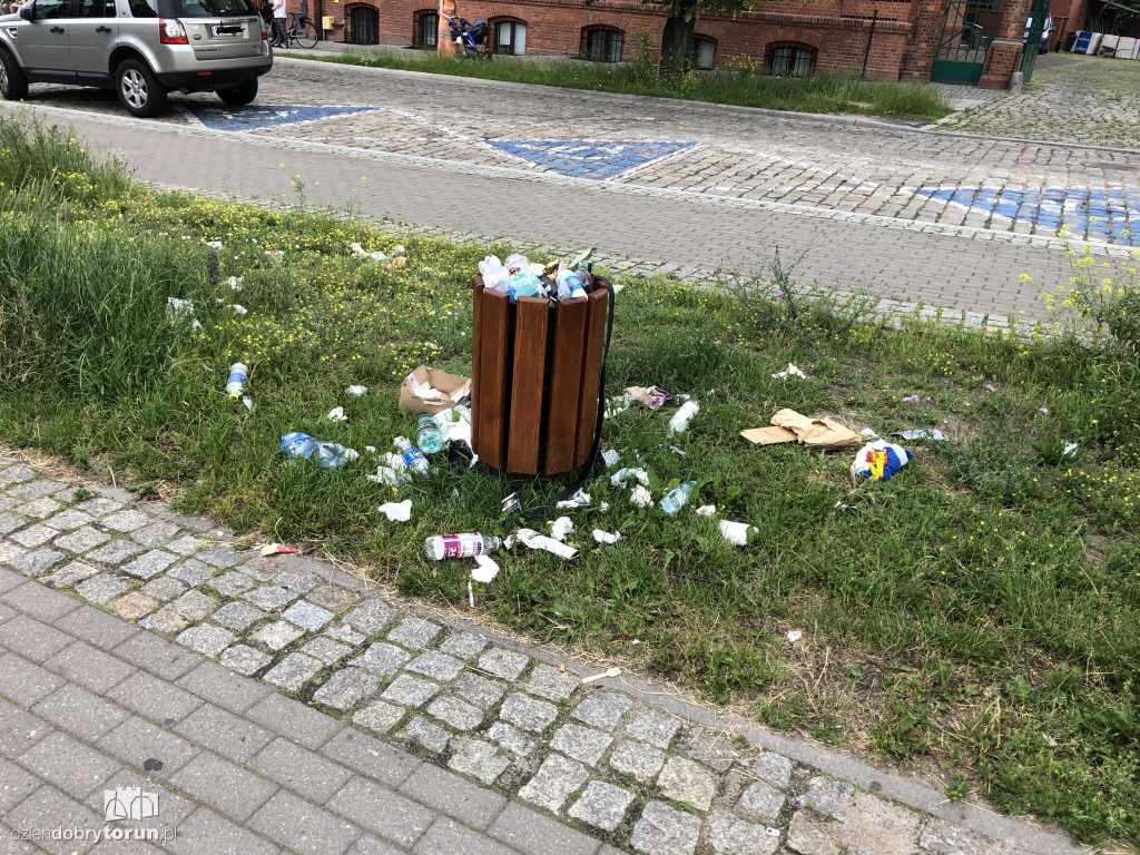 Toruń: śmieci na placu świętej Katarzyny