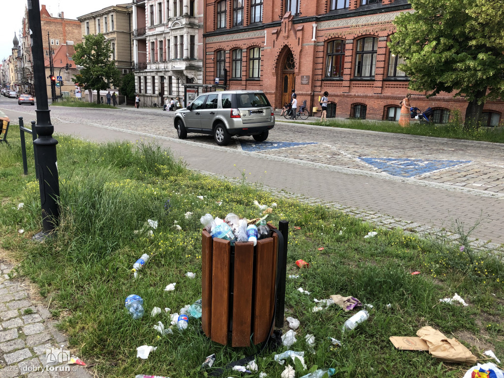 Toruń: śmieci na placu świętej Katarzyny
