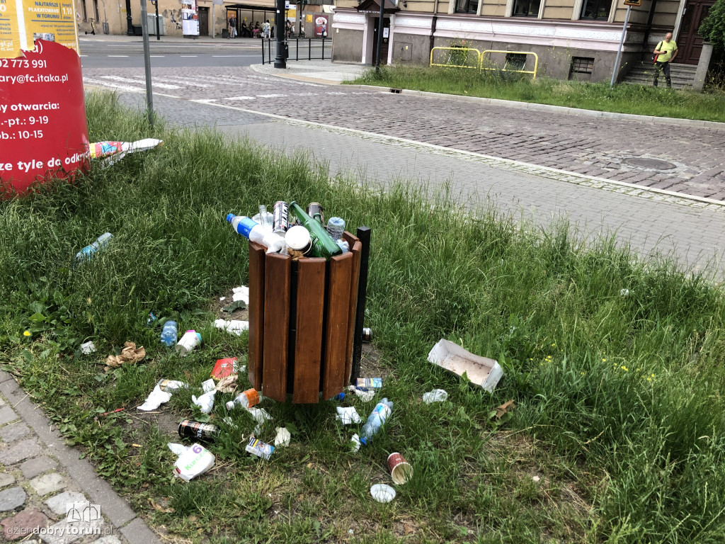 Toruń: śmieci na placu świętej Katarzyny