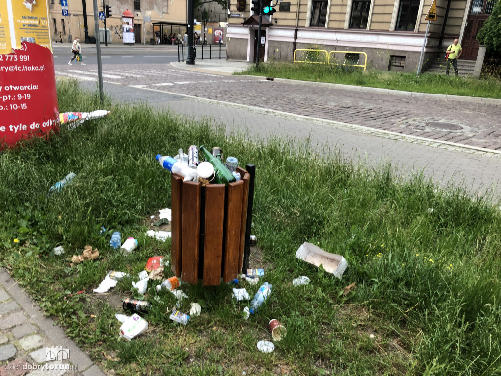 Toruń: śmieci na placu świętej Katarzyny