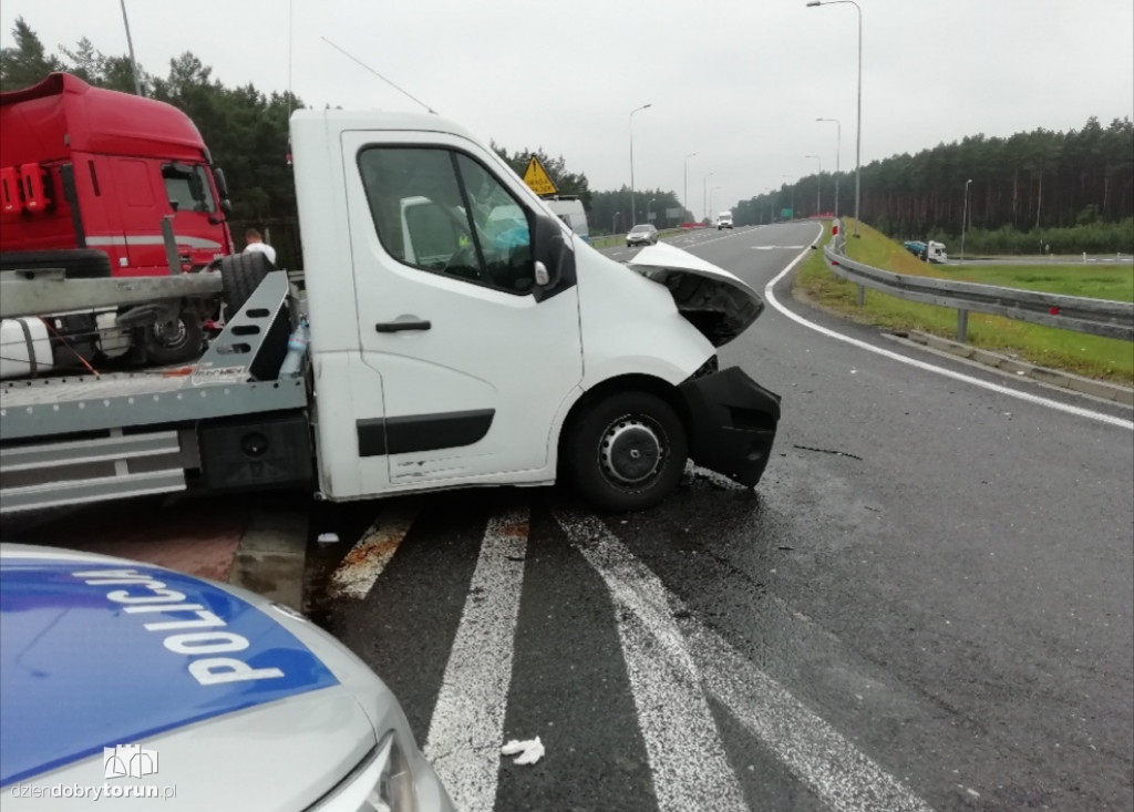 Kolizja dwóch samochodów na DK15