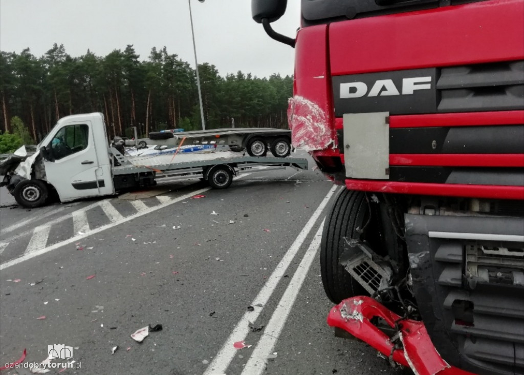 Kolizja dwóch samochodów na DK15