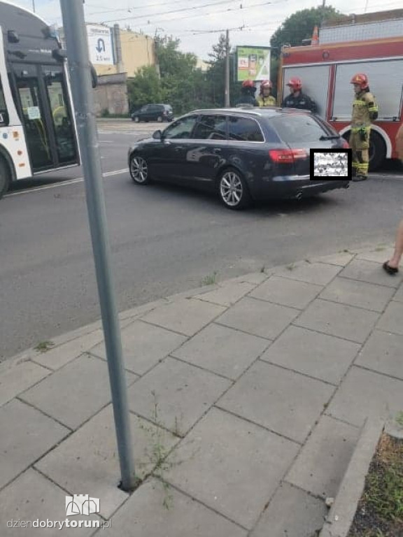Kolizja dwóch pojazdów przy Reja