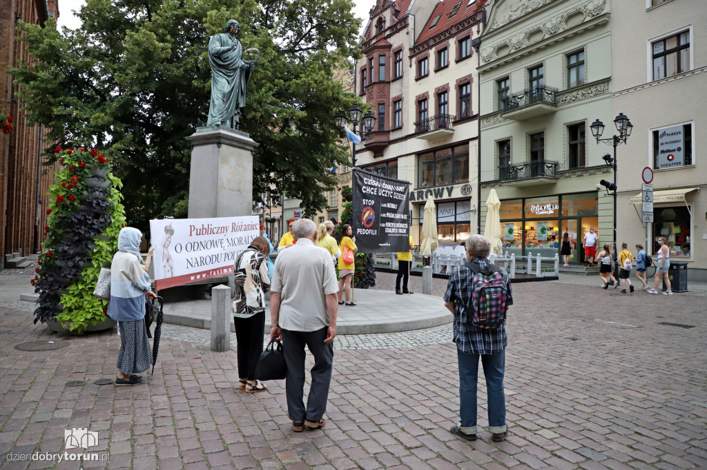 Publiczny różaniec za grzechy sodomii