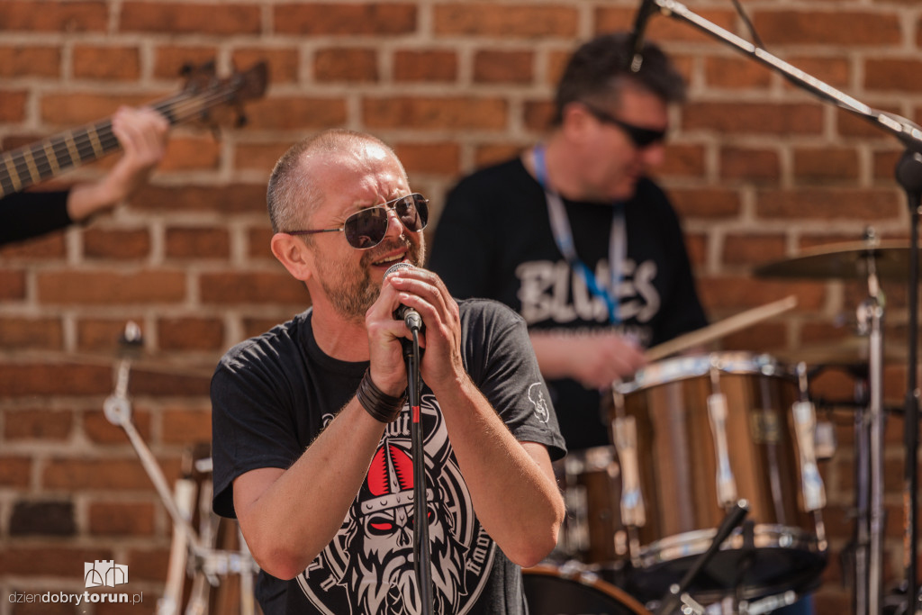 Blues na leżakach podczas święta miasta