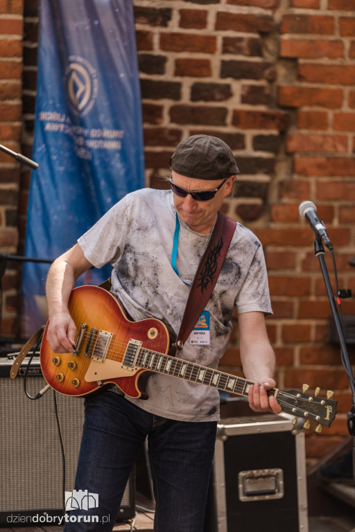 Blues na leżakach podczas święta miasta