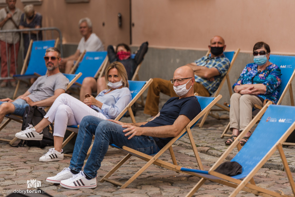 Blues na leżakach podczas święta miasta