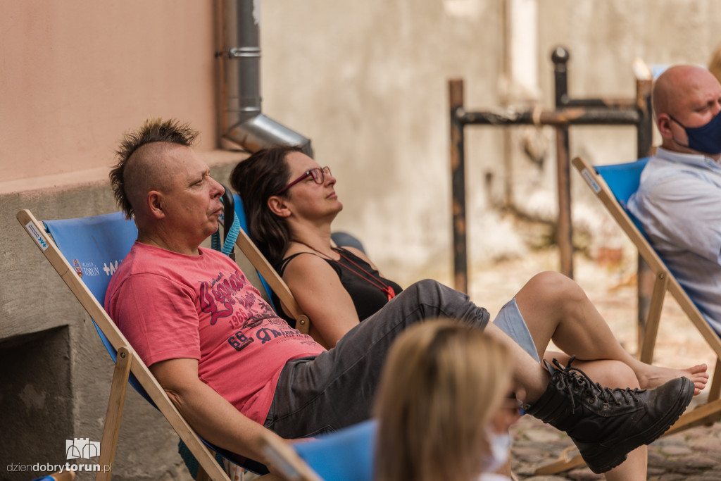 Blues na leżakach podczas święta miasta