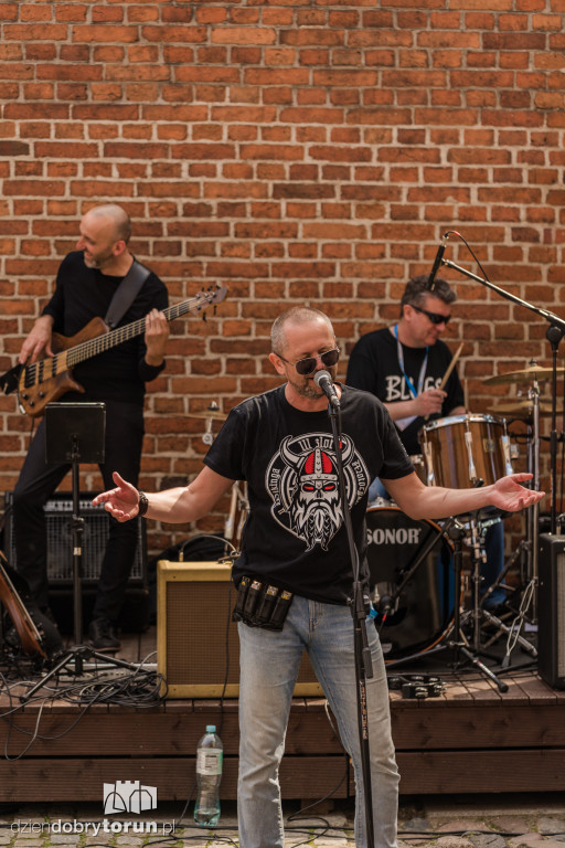 Blues na leżakach podczas święta miasta
