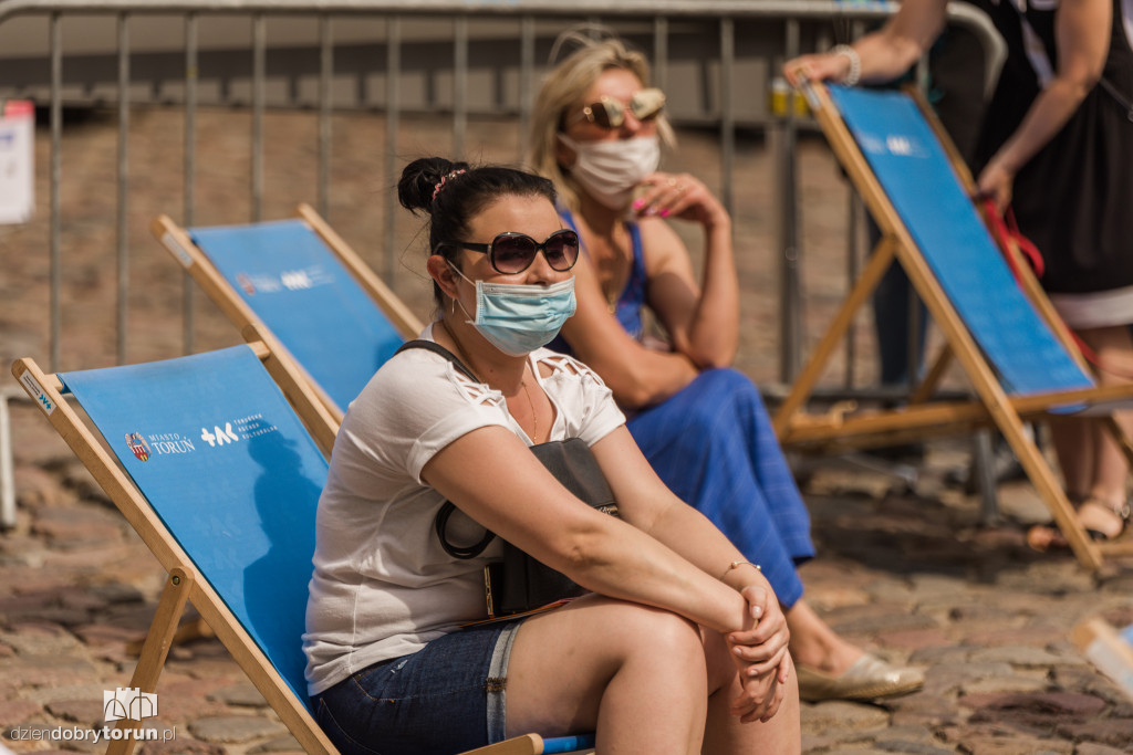 Blues na leżakach podczas święta miasta