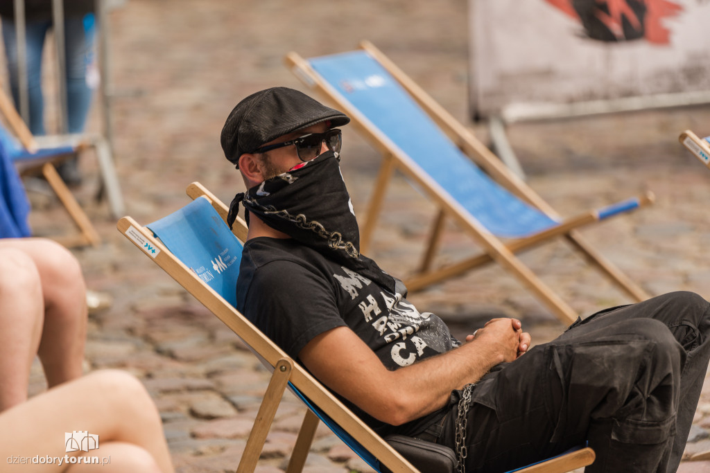 Blues na leżakach podczas święta miasta