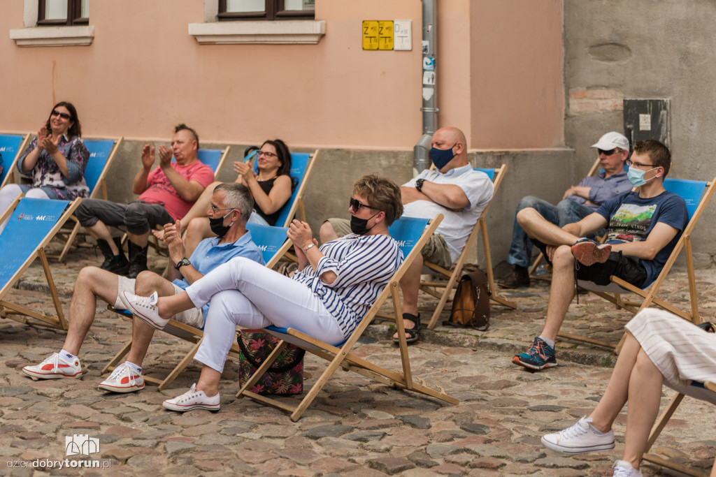 Blues na leżakach podczas święta miasta
