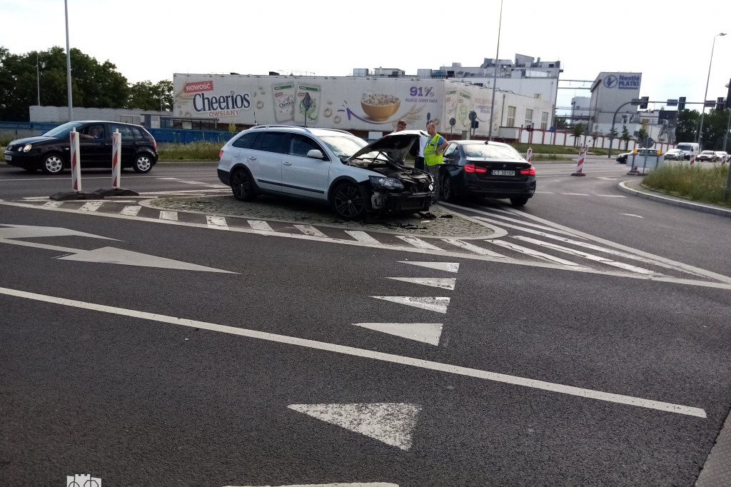Kolizja dwóch aut na pl. Daszyńskiego