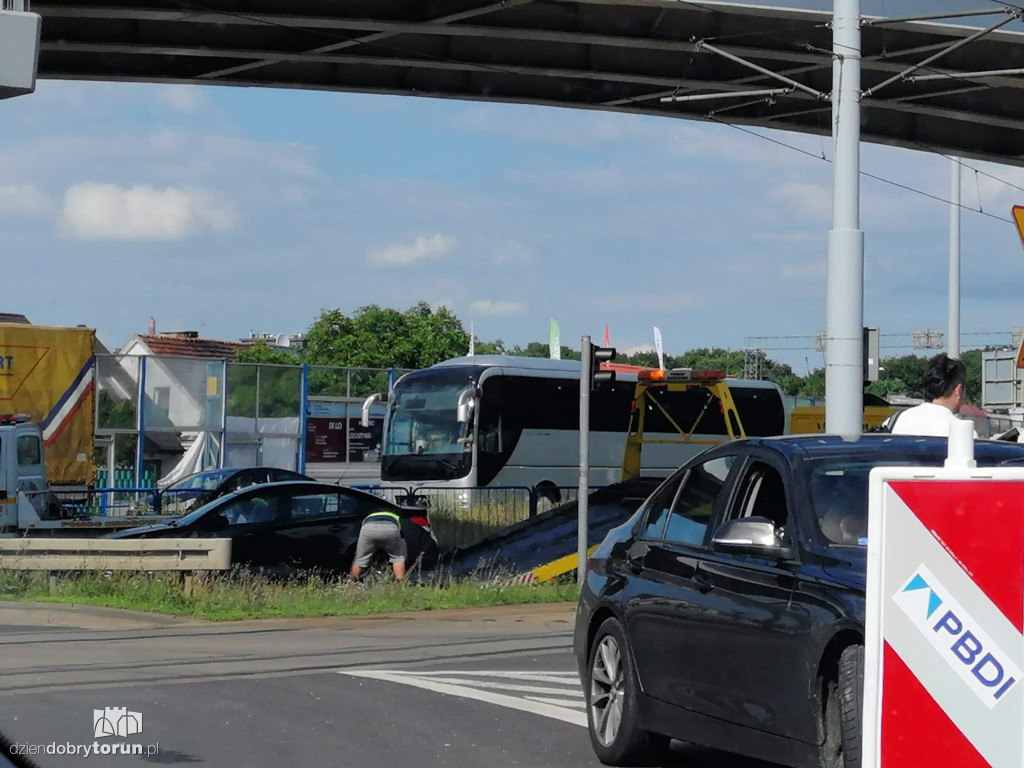 Kolizja dwóch aut na pl. Daszyńskiego