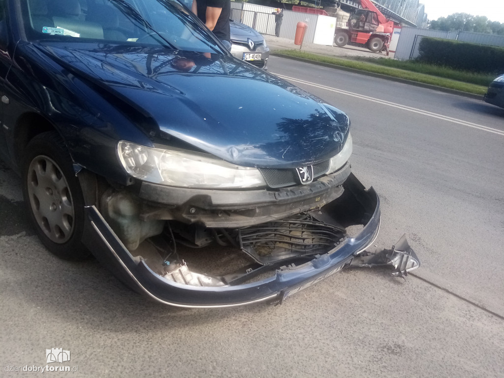 Kolizja trzech aut pod starym mostem