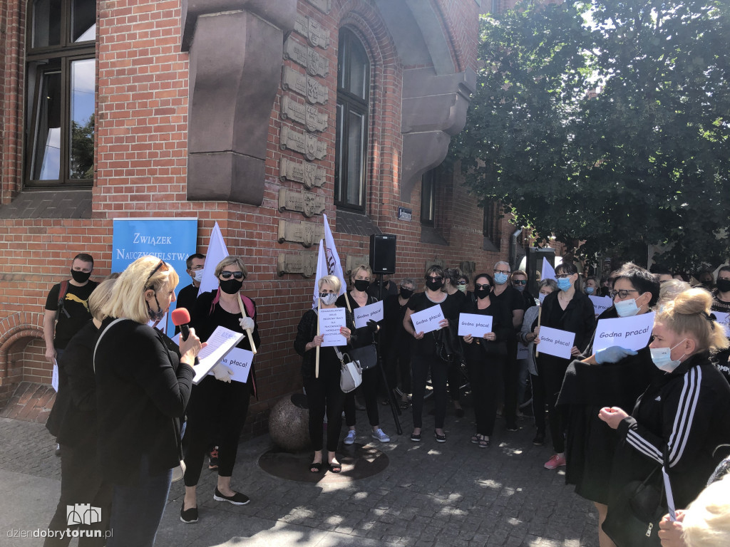 Toruń: protest pracowników oświaty