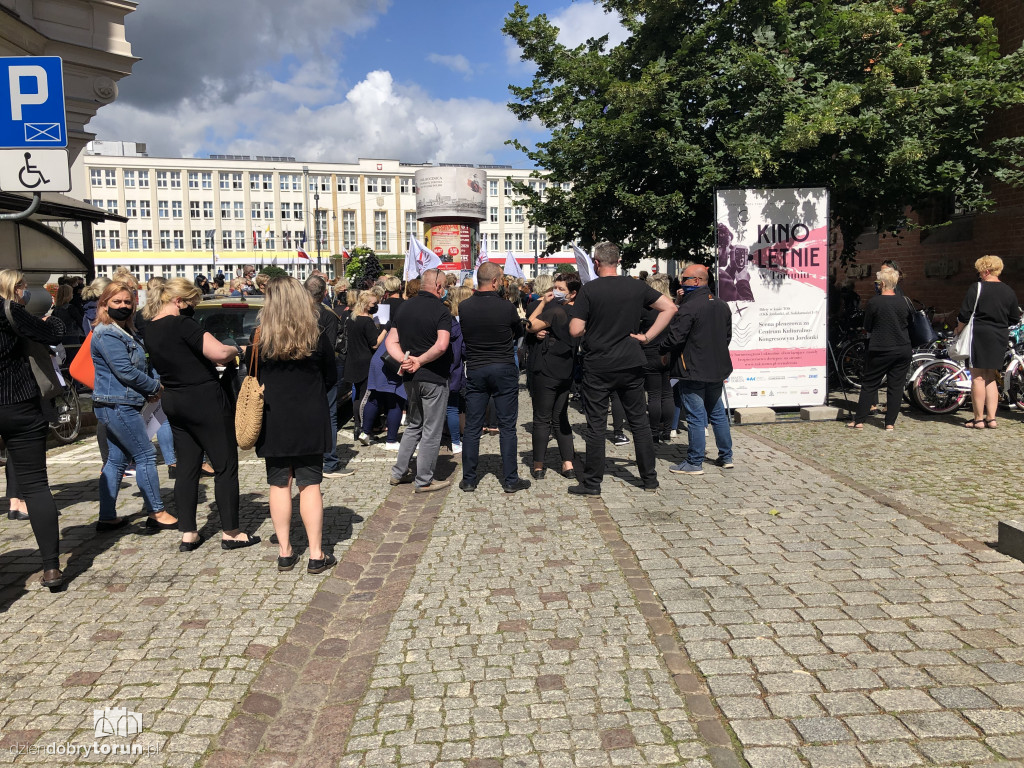 Toruń: protest pracowników oświaty