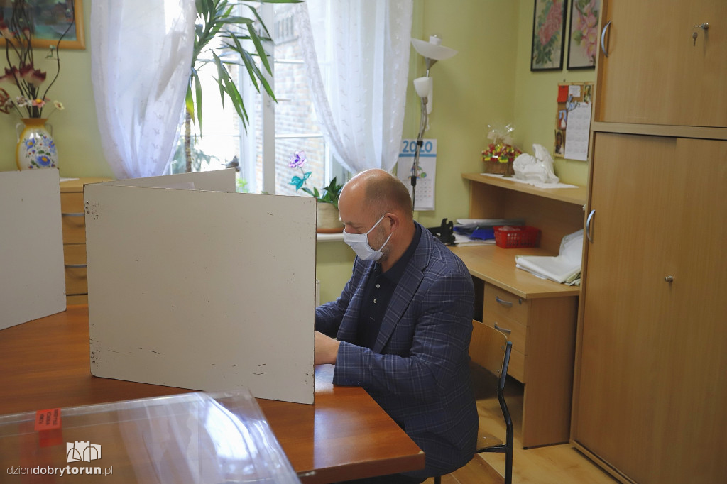 Piotr Całbecki głosował w centrum Caritas