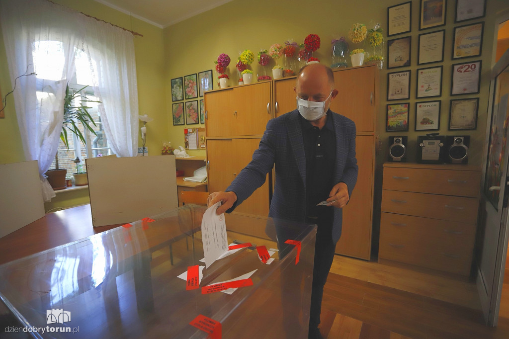 Piotr Całbecki głosował w centrum Caritas