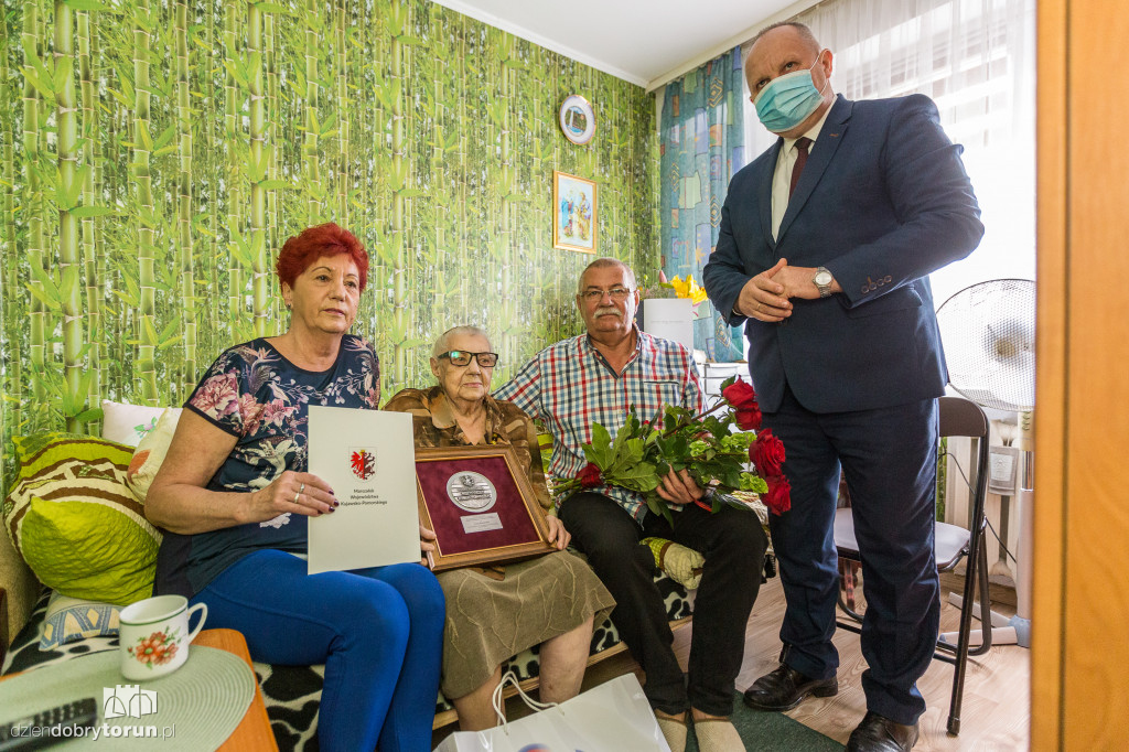 Irena Kazanecka z medalem od marszałka