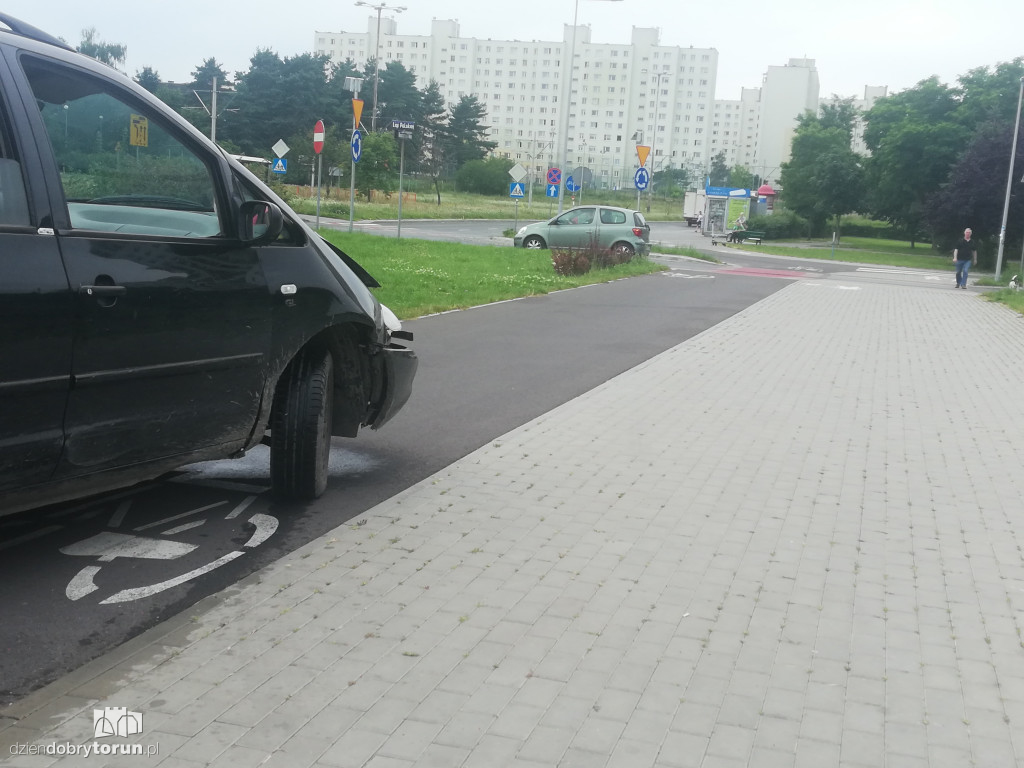 Kolizja dwóch aut na Skarpie w Toruniu