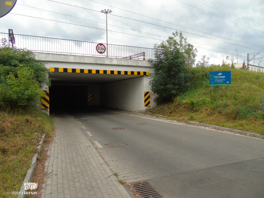 Kto uporządkuje krowi mostek?