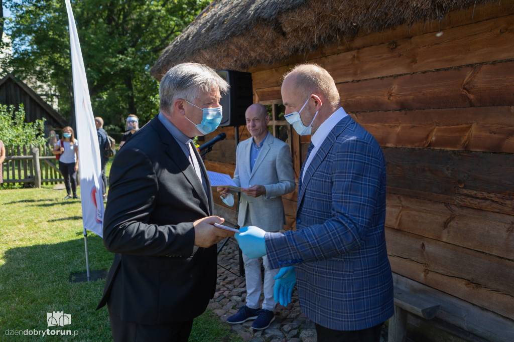 Marszałek wręczył umowy z dofinansowaniem