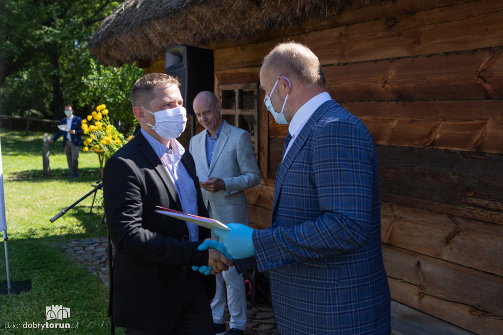 Marszałek wręczył umowy z dofinansowaniem