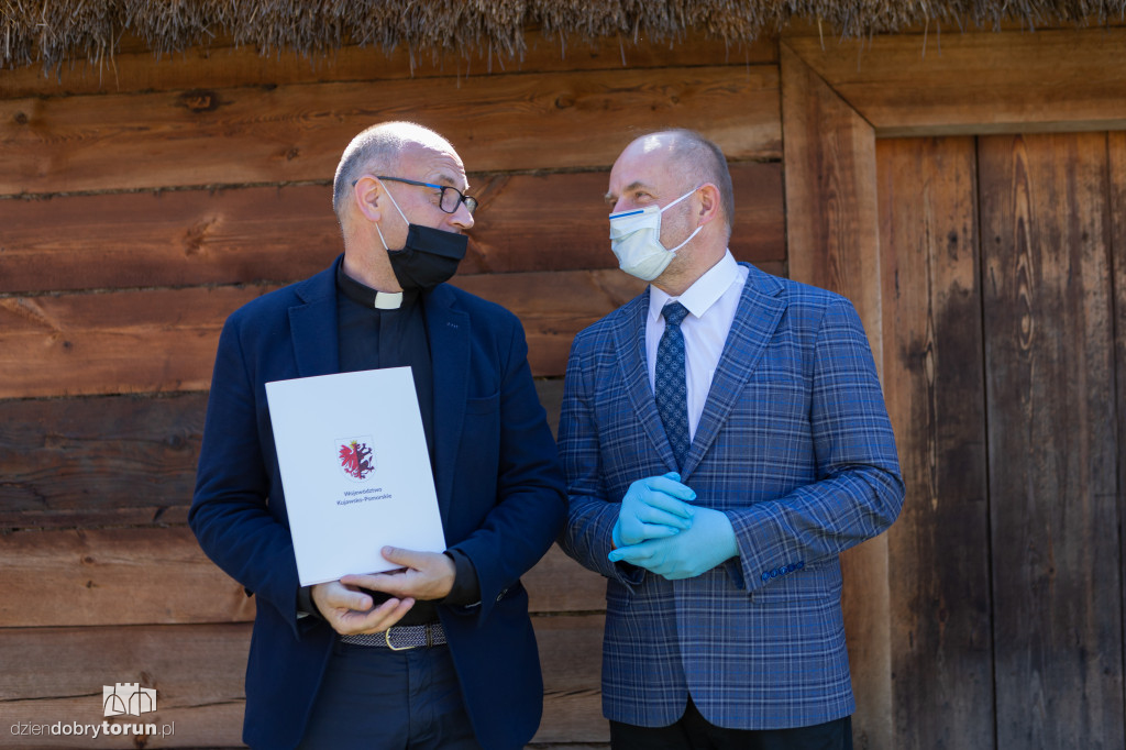 Marszałek wręczył umowy z dofinansowaniem