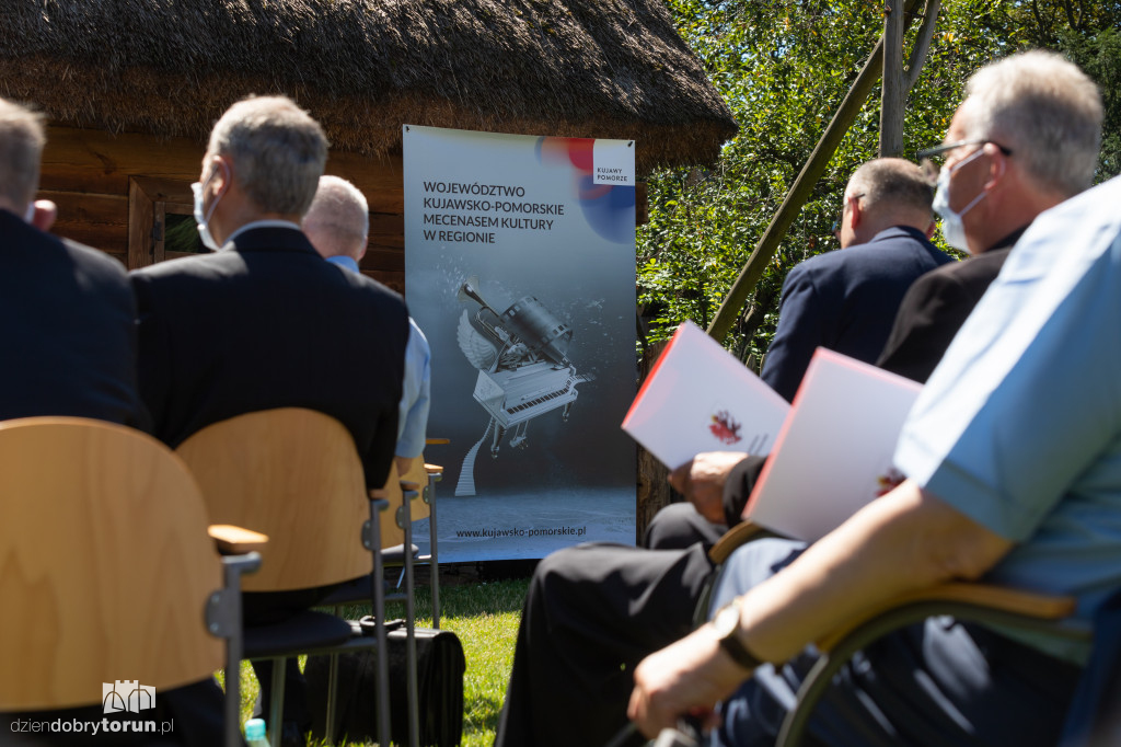 Marszałek wręczył umowy z dofinansowaniem