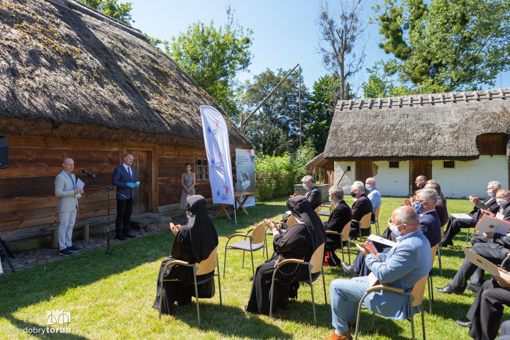Marszałek wręczył umowy z dofinansowaniem