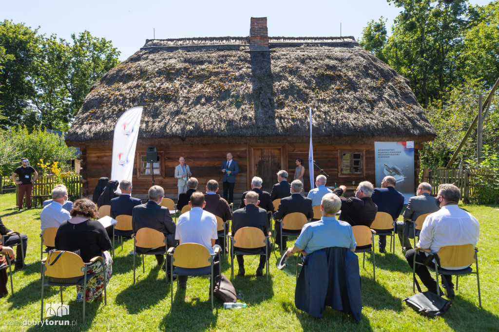 Marszałek wręczył umowy z dofinansowaniem